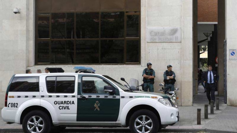 Agentes de la Guardia Civil ante la sede de Canal de Isabel II. | EMILIO NARANJO (EFE)