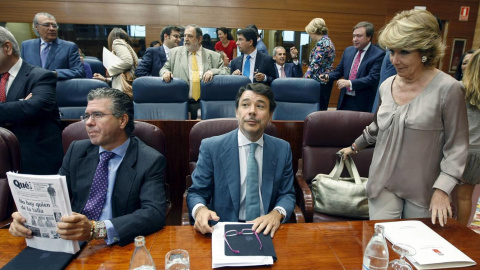 Esperanza Aguirre, en la Asamblea de Madrid, con Francisco Granados e Ignacio González, en una foto de 2010. EFE