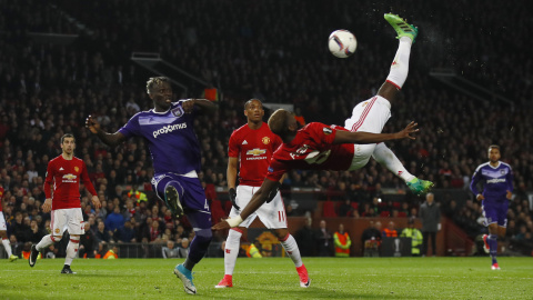 El jugador francés del Manchester United Paul Pogba remata de chilena en el partido de la Europa League contra el Anderlecht. REUTERS/Jason Cairnduff