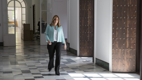 La presidenta andaluza, Susana Díaz, camina por los pasillos del Palacio de San Telmo, sede de la Junta en Sevilla. EFE/Julio Muñoz