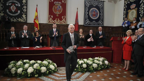 El escritor catalán Eduardo Mendoza (c), es aplaudido tras recibir hoy el Premio Cervantes de manos de Felipe VI. EFE/Juan Carlos Hidalgo