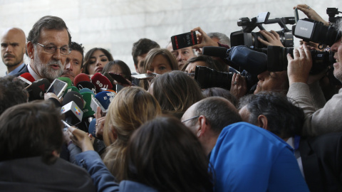 El presidente del Gobierno, Mariano Rajoy, atiende a los medios a su llegada al acto de clausura de la Asamblea General de la CEOE. EFE/Javier Lizón