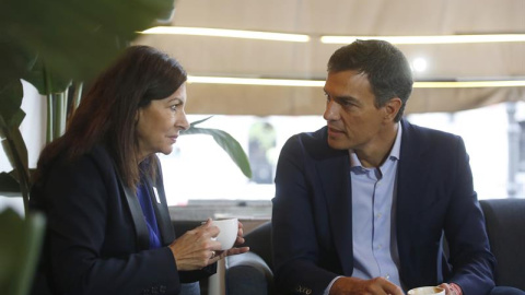 El precandidato a las primarias del PSOE Pedro Sánchez se ha reunido esta mañana con la alcaldesa de París, Anne Hidalgo, en el Círculo de Bellas Artes. EFE/Javier Lizón