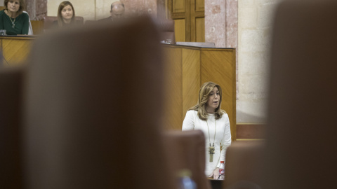 La presidenta andaluza, Susana Díaz, en una de sus intervenciones durante la sesión de control al Ejecutivo esta tarde en el Parlamento de Andalucía en Sevilla. EFE/Julio Muñoz