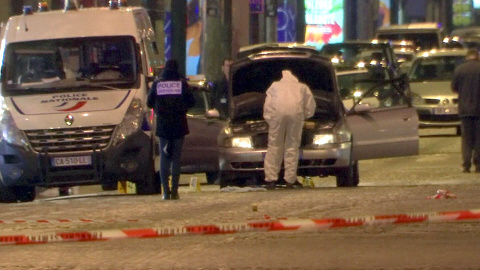 Los investigadores inspeccionan el coche del atacante de los Campos Elíseos, abatido a tiros por la Policía tras asesinar a dos agentes. REUTERS/Reuters Tv