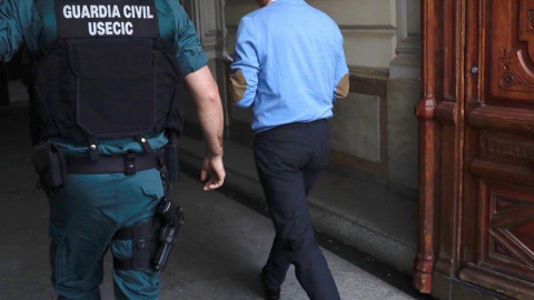 El expresidente de la Comunidad de Madrid, Ignacio González (d), a su llegada al despacho que tiene en la calle Alcalá de Madrid acompañado por Guardias Civiles para proceder al registro del mismo.EFE/Ballesteros