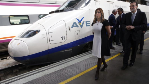 El presidente del Gobierno, Mariano Rajoy (d), junto a la presidenta de Andalucía, Susana Díaz, a su llegada hoy a la Estación de Santa Justa de Sevilla, donde preside un acto conmemorativo del XXV aniversario de la alta velocidad en España