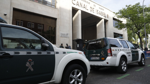 Agentes de la Guardia Civil ante la sede de Canal de Isabel II, en la operación Lezo dirigida por el juez de la Audiencia Nacional Eloy Velasco. EFE/Emilio Naranjo