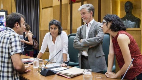 La concejal Elena Giner (derecha) charla con el alcalde Pedro Santisteve, la vicealcaldesa Luisa Broto y el portavoz de ZeC, Pablo Muñoz.