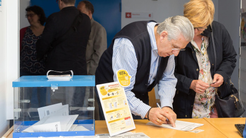 Ciudadanos de Zaragoza participando en el proceso de votación sobre los presupuestos de la ciudad.