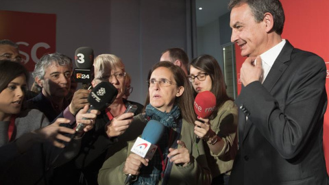 El expresidente del Gobierno José Luis Rodríguez Zapatero (d) atiende hoy a los medios tras reunirse con el primer secretario del PSC, Miquel Iceta, en Barcelona, donde ha asegurado que su reto es "deshacer" los "prejuicios" en Cataluña con