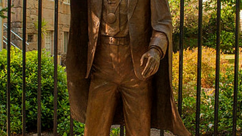 La estatua de Fraga en Cambados. PÚBLICO