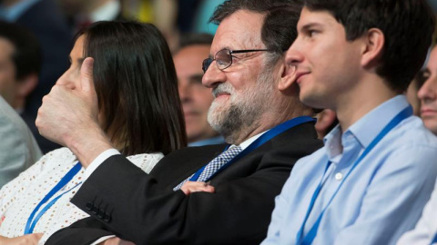 Diego Gago junto a Mriano Rajoy en el Congreso de las NNGG del PP en Sevilla. - EFE