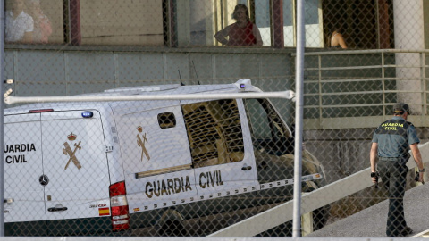 Imagen del furgón de la Guardia Civil que trasladó a Luis Bárcenas a la cárcel de Soto del Real, en Madrid. EFE