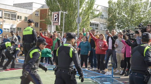 Un grupo de activistas de la PAH protesta contra el desalojo de 27 familias que vivían ocupando dos bloques de pisos vacío en Majadahonda.- PABLO GABANDÉ