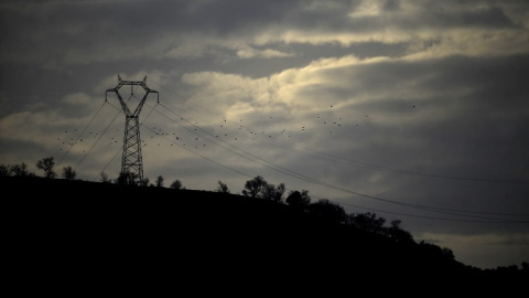 Torre eléctrica de alta tensión cerca de la localidad sevillana de Santiponce. AFP/Cristina Quicler