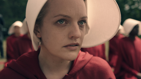 La actriz Elizabeth Moss como Offred, protagonista de 'The Handmaid´s Tale'