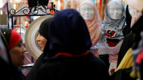 Mujeres musulmanas en un mercadillo cerca de París hace unos días. REUTERS/Philippe Wojazer