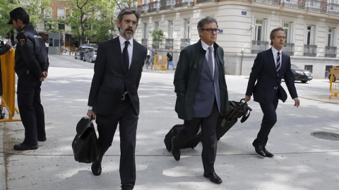 Pujol Ferusola (c), durante su llegada a la Audiencia. EFE/Juan Carlos Hidalgo