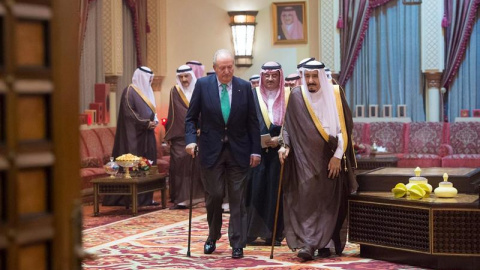 El rey Juan Carlos I, junto con el rey saudí Salman Bin Abdelaziz. EFE