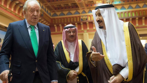 El rey Juan Carlos I, junto con el rey saudí Salman Bin Abdelaziz. EFE