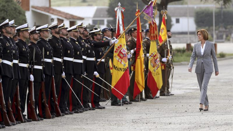 La ministra de Defensa, María Dolores de Cospedal, pasa revista a las tropas que le rindieron honores a su llegada al Acuartelamiento de "El Goloso" (Madrid), donde ha presidido este martes la reunión del Capítulo extraordinario de la Real 