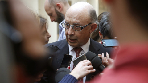 El ministro de Hacienda, Cristóbal Montoro, atiende a los medios tras la sesión del control al Gobierno en el Senado. EFE/Javier Lizón