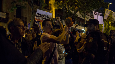 La policía intenta evitar que la manifestación avance por la calle Génova.- JAIRO VARGAS