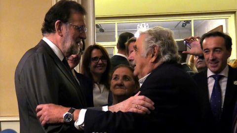 El presidente del Gobierno, Mariano Rajoy, saluda al expresidente uruguayo Pepe Mujica durante una recepción en la embajada de España en Montevideo. | EFE