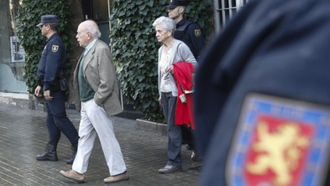 Jordi Pujol i Marta Ferrusola surten del seu domicili durant l'escorcoll policial. EFE / QUIQUE GARCÍA