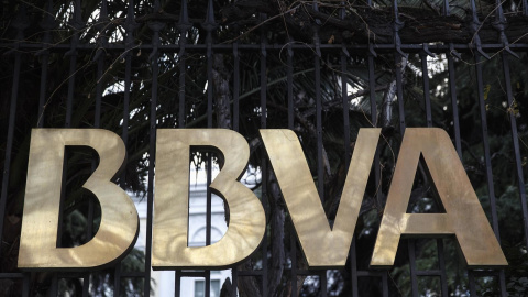 El logo de BBVA en su sede en el madrileño Paseo de Recoleto. E.P.