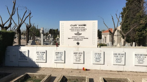 La Funeraria municipal retira el último vestigo de la Legión Cóndor del cementerio de La Almudena