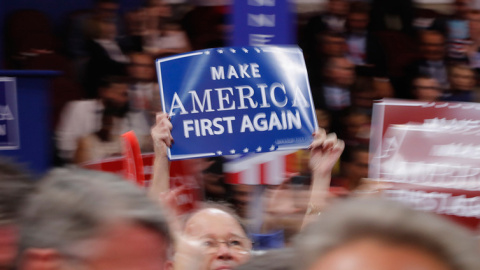 Un partidario de Trump sujeta un cartel que reza "Make America First Again" durante la Convención Nacional Republicana en julio. Brian Snyder / Reuters