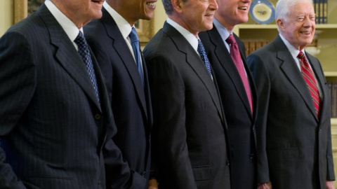 Los expresidentes de Estados Unidos George H. W. Bush, Bill Clinton, George Bush Junior y Barack Obama reunidos en el despacho Oval de la Casa Blanca en Washington.