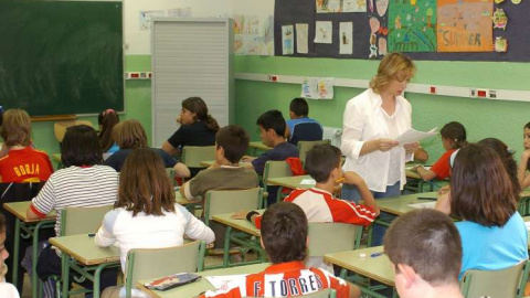 Imagen de archivo de una profesora dando clase a sus alumnos. EFE/Víctor Lerena