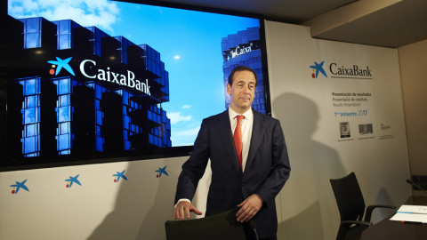 El consejero delegado de CaixaBank, Gonzalo Cortázar, durante la rueda de prensa en Barcelona en la que se han presentado los resultados trimestrales del grupo. EFE/Alejandro García