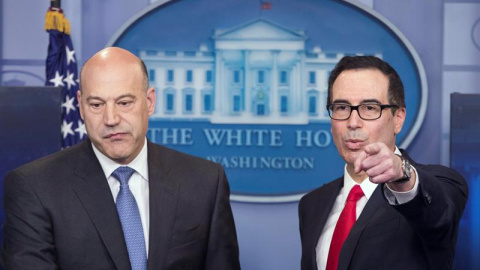 El secretario del Tesoro, Steven Mnuchin (d), y el principal asesor económico de la Casa Blanca, Gary Cohn (i), durante una rueda de prensa sobre los recortes de impuestos que ha prometido el presidente de EE.UU., Donald Trump, en la Casa B