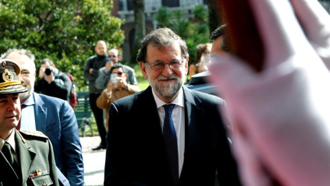 El presidente del Gobierno español, Mariano Rajoy (c) asiste a una reunión con el presidente de Uruguay Tabaré Vázquez en la sede de la Presidencia de la República en Montevideo (Uruguay). EFE/Raúl Martínez