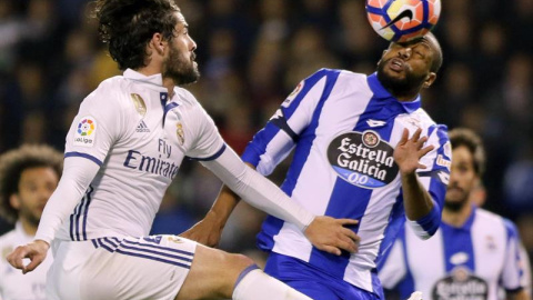 El defensa brasileño del Deportivo, Sidnei Rechel da Silva (d), cabecea un balón ante el centrocampista del Real Madrid, Francisco Román Alarcón "Isco", durante el encuentro correspondiente a la jornada 34 de primera división, que disputan 