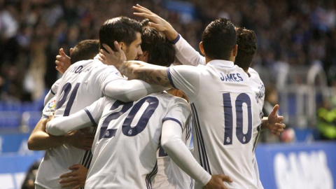 El delantero del Real Madrid Álvaro Morata (i) celebra con sus amigos, el gol marcado ante el Deportivo, el primero del equipo, durante el partido de la trigésimo cuarta jornada de liga en Primera División que se disputa esta noche en el es