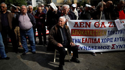 Los pensionistas griegos participan en una manifestación en contra de los recortes planeados en Atenas, Grecia 4 de abril de 2017. REUTERS / Alkis Konstantinidis