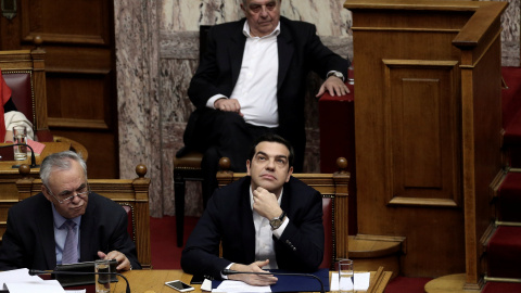 El primer ministro griego, Alexis Tsipras, en la sesión del Parlamento griego en la que defendió la vuelta de la troika para concluir la revisión del tercer plan de rescate. REUTERS/Alkis Konstantinidis