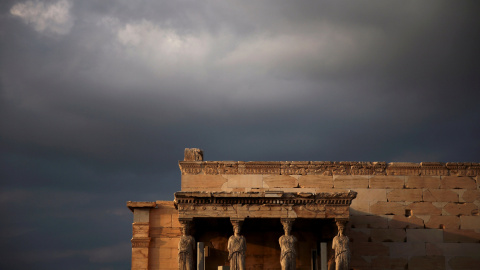 Una vista de las cariátides, las figuras femeninas esculpidas que sostienen el pórtico del templo antiguo de Erectheion, sobre la colina de la acrópolis en Atenas, Grecia, 23 de octubre de 2016. REUTERS / Alkis Konstantinidis