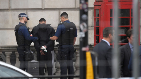 La Policía británica detiene al hombre cerca del Parlamento de Londres. REUTERS/Toby Melville