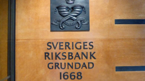 El logo del Banco de Suecia (Riksbank) en la entrada de su sede en Estocolmo. REUTERS