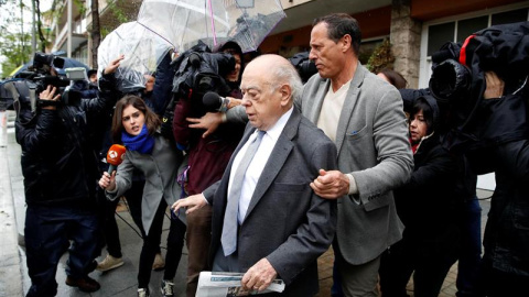 Jordi Pujol surt del seu domicili després de l'escorcoll policial. EFE