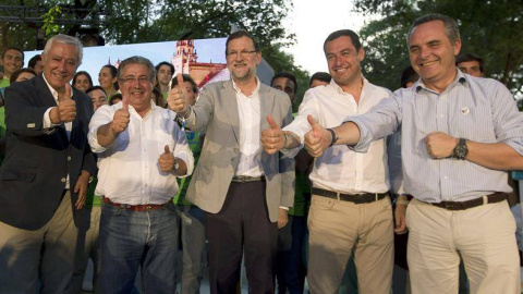 El presidente del Gobierno y del PP, Mariano Rajoy (c), junto a Juan Ignacio Zoido(2i), Juanma Moreno (2d),  Juan Bueno (1d) y Javier Arenas (1i). EFE/José Manuel Vidal