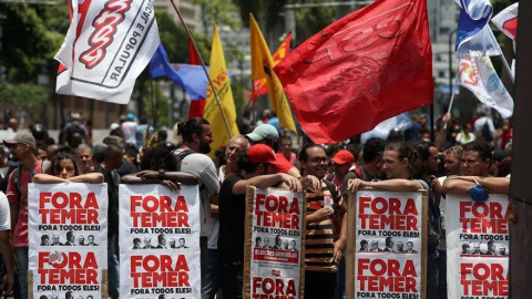 Un grupo de personas participa en una manifestación en contra de políticas económicas de Michel Temer. EFE