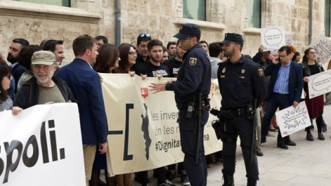 Imagen de la concentración de este martes frente a las Cortes Valencianas - EFE