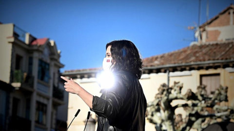 La presidenta de la Comunidad de Madrid y candidata del PP a la reelección, Isabel Díaz Ayuso, pronuncia un discurso durante su visita de este martes a Alcalá de Henares. EFE/ Fernando Villar